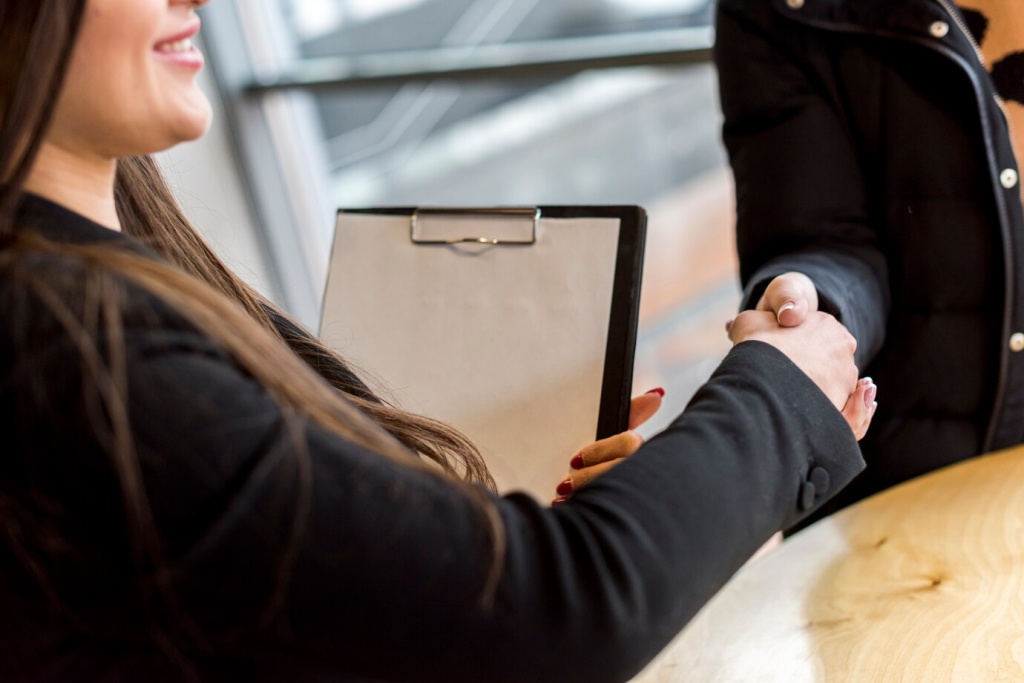 brunette-businesswoman-making-negotiation_23-2148142803.jpg папка