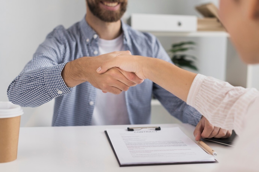 close-up-business-meeting-handshake_23-2148326948.jpg стакан