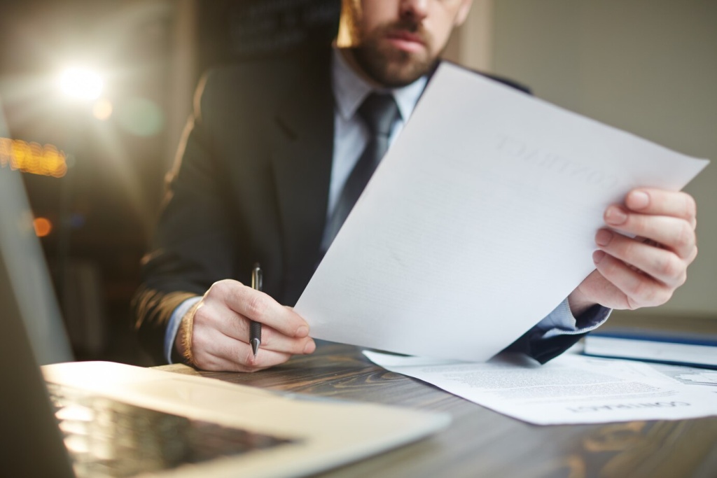 businessman-working-with-documentation-desk_1098-15981.jpg солнце