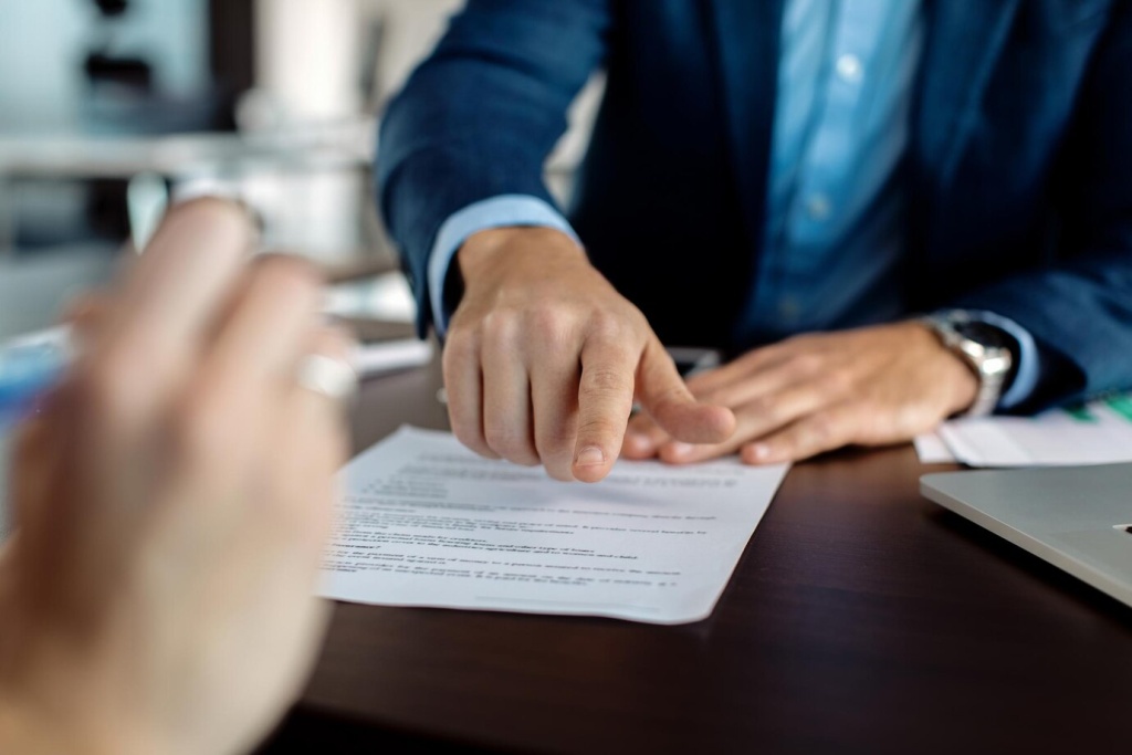 closeup-financial-advisor-pointing-place-signature-contract_637285-10887.jpg пиджак