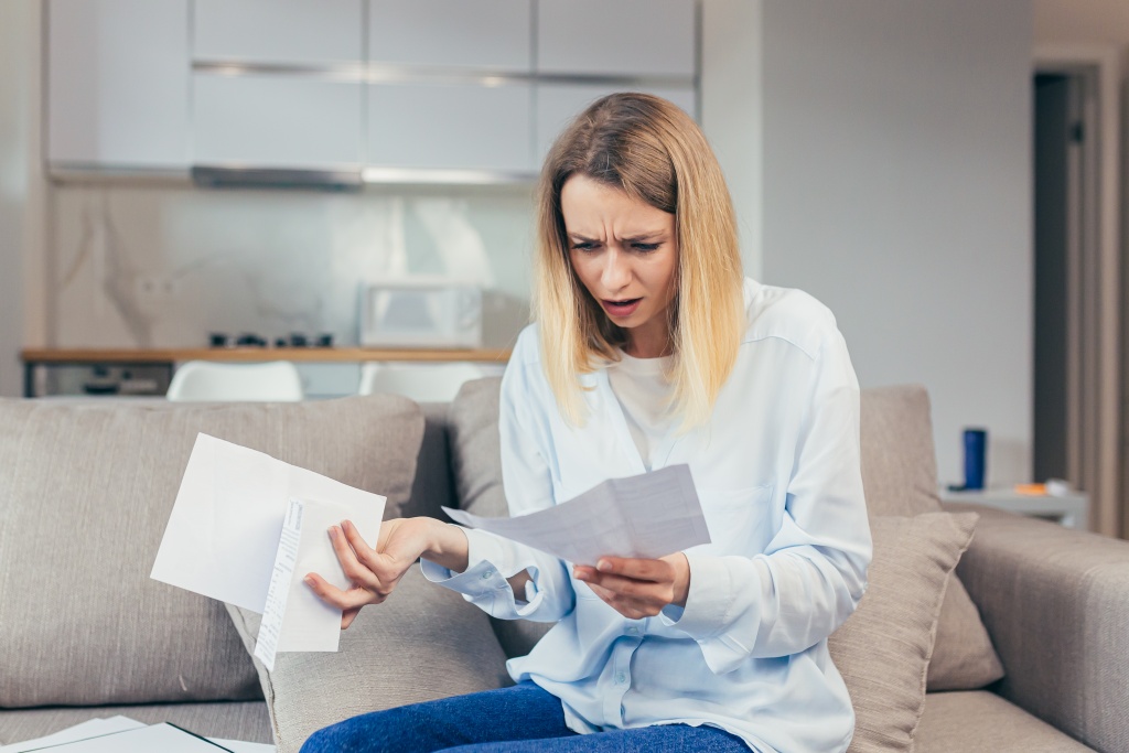 worried-housewife-pays-inflated-bills-while-sitting-sofa-home-frustrated-with-work-monthly-income.jpg шок