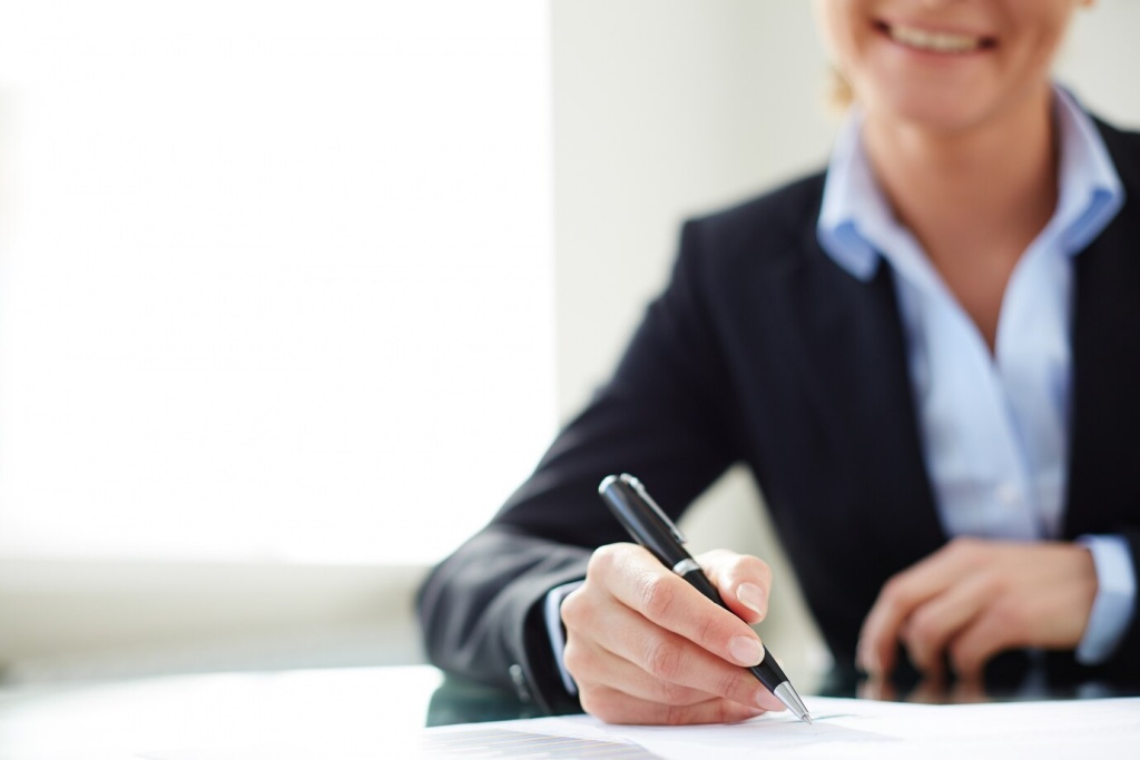 close-up-businesswoman-joining-team_1098-2045.jpg улыбка