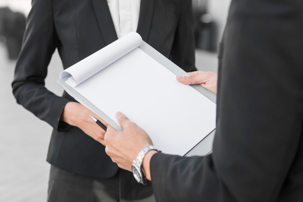 business-people-with-clipboard_23-2147984979.jpg часы
