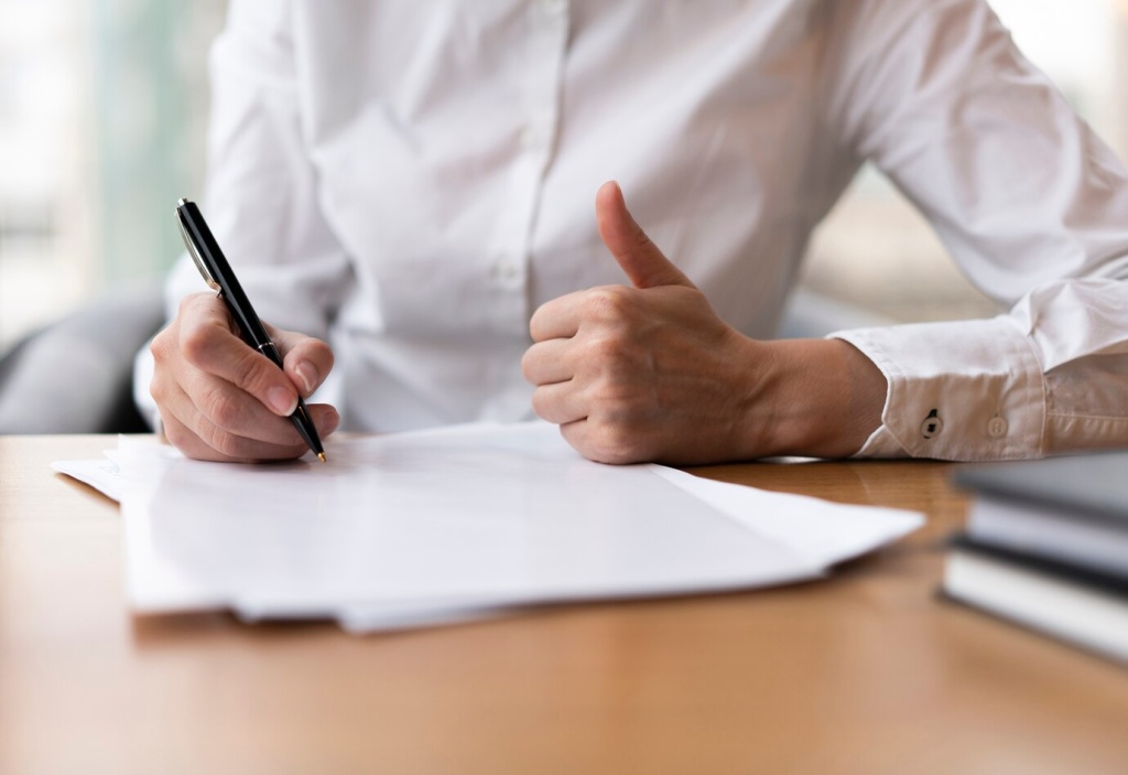 woman-writing-showing-thumbs-up_23-2148377788.jpg ручка