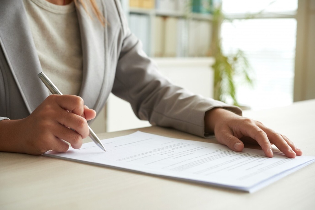 cropped-mid-section-unrecognizable-woman-signing-document_1098-18908.jpg стол