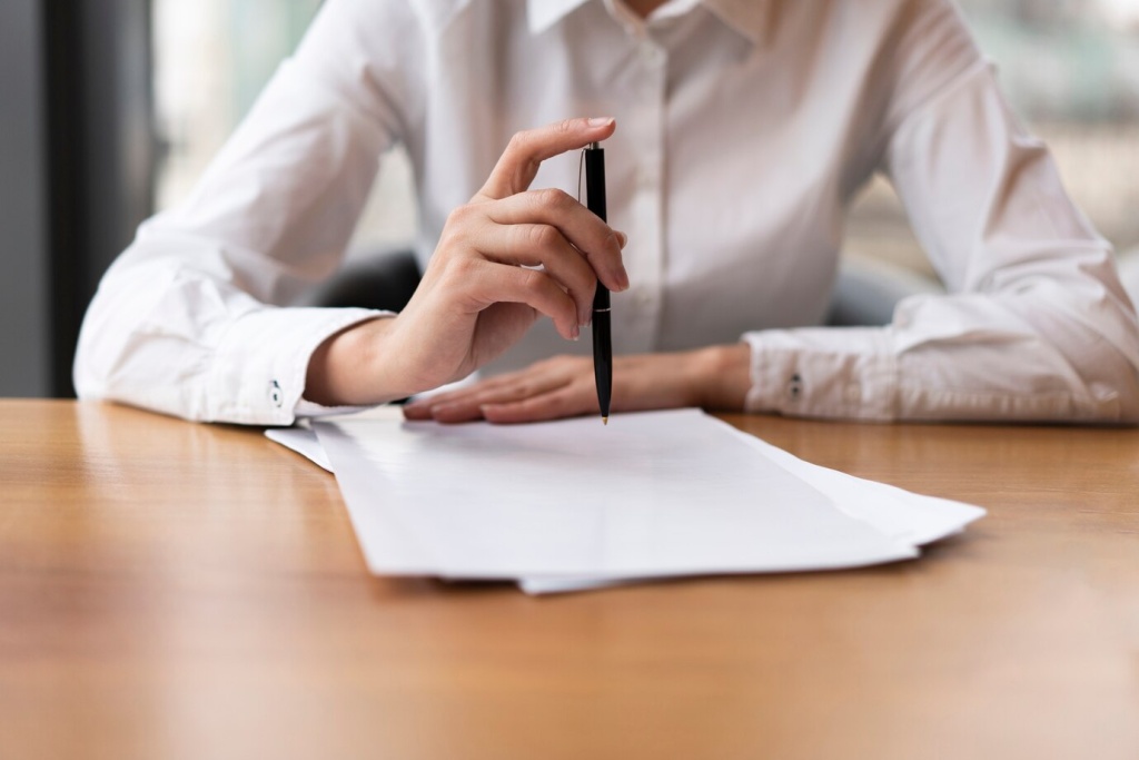 front-view-business-woman-clicking-pen_23-2148377791.jpg белая рубашка